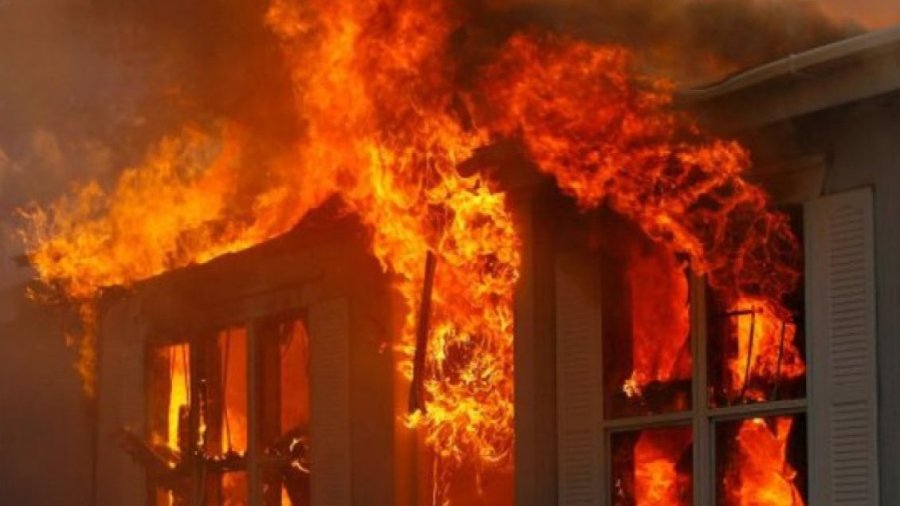 Zjarri përfshin një shtëpi në Rahovec, lëndohet një person
