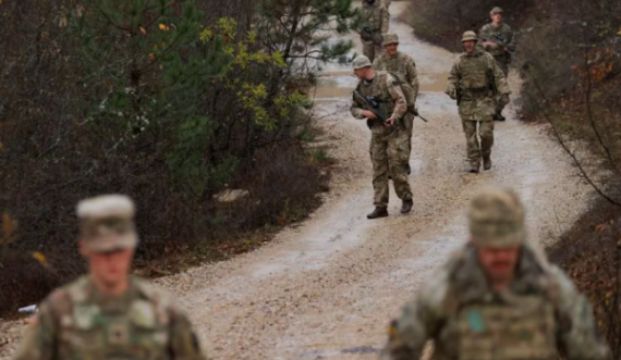 REUTERS: Britanikët po e ruajnë kufirin e Kosovës me ndërrime 18 orëshe, të sigurohen që s’futen më armë e grupe të armatosura
