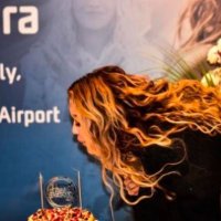 Rita Ora mirëpritet me ëmbëlsirë në Kosovë