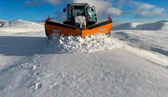 Reshjet e dëborës: Në disa zona trashësia e borës ka arritur në 25 cm