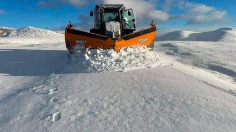 Reshjet e dëborës: Në disa zona trashësia e borës ka arritur në 25 cm