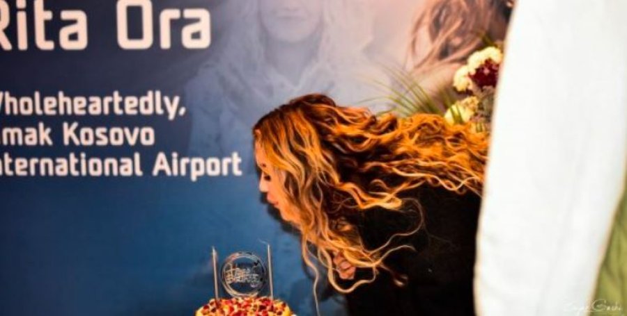 Rita Ora mirëpritet me ëmbëlsirë në Kosovë