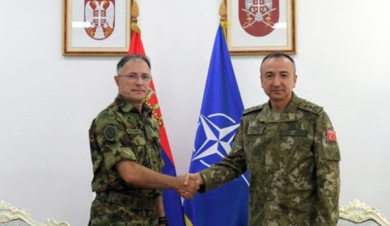 Një muaj pas takimit në Beograd komandanti i KFOR-it telefonon komandantin e ushtrisë serbe