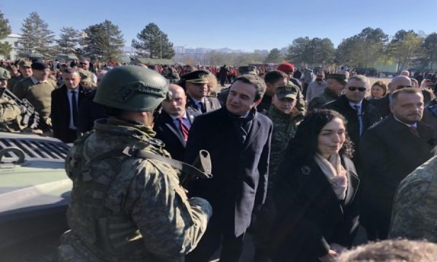 Vjosa Osmani dhe Albin Kurti arrijnë në kazermën “Adem Jashari” për Ditën e Forcës