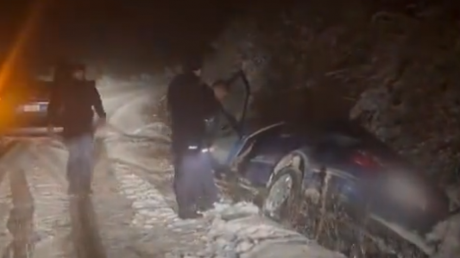 Pjesëtaret e EULEX-it shpëtojnë një familje në veri, kishin rënë me veturë në një hendek anash rrugës