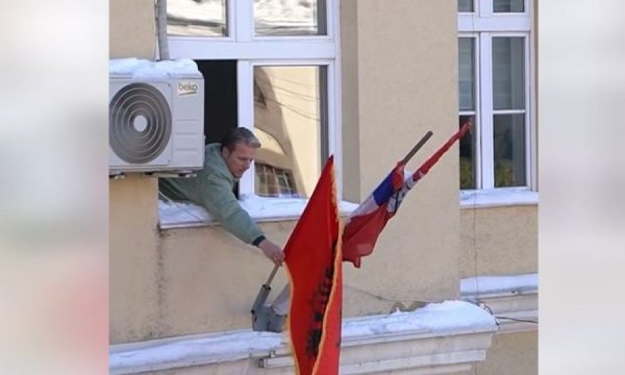 Shqiprim Arifi vendos flamurin kombëtar në godinën e komunës së Preshevës
