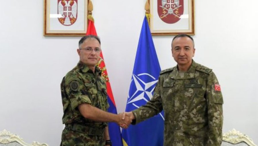 Një muaj pas takimit në Beograd komandanti i KFOR-it telefonon komandantin e ushtrisë serbe