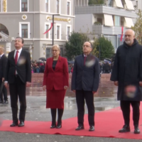 Albin Kurti merr pjesë në ceremoninë e ngritjes së flamurit në Vlorë krah Ramës e Begajt