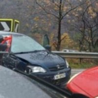 Autobusi me nxënës i cili ishte nisur për të festaur Pavarësinë e Shqipërisë përplaset me një veturë