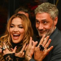 Rita Ora e zbulon se ishte ajo që i propozoi martesë bashkëshortit