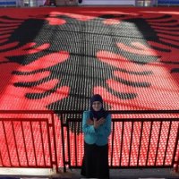 Kosovarja synon rekord të ri në Guiness me flamurin gjigant kuqezi në origami