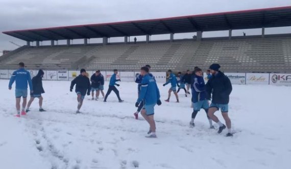 Skuadrën kosovare s’e ndal as bora, lojtarët ushtrojnë në kushte të vështira por duken të lumtur
