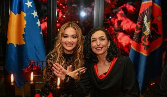 Rita Ora pozon duke e bërë shqiponjën me Osmanin dhe Taikan