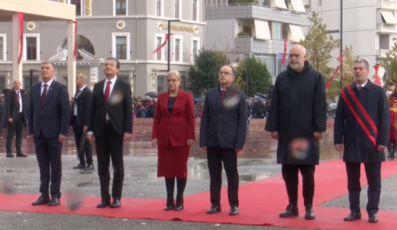 Albin Kurti merr pjesë në ceremoninë e ngritjes së flamurit në Vlorë krah Ramës e Begajt