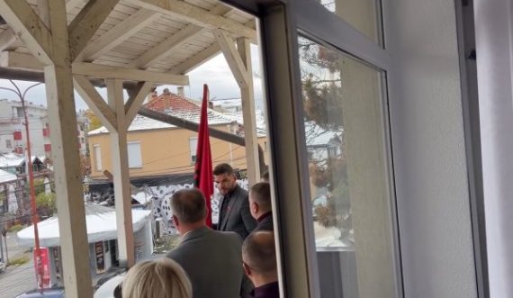 Flamuri shqiptar vendoset në objektin e KKSH-së në Bujanoc