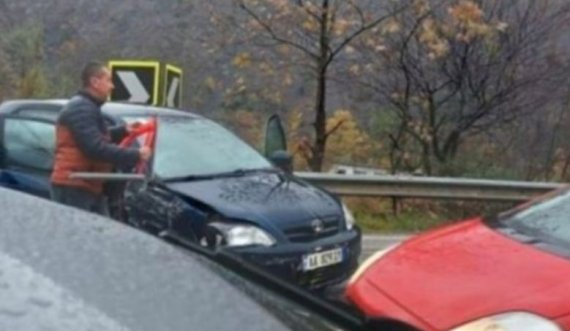 Autobusi me nxënës i cili ishte nisur për të festaur Pavarësinë e Shqipërisë përplaset me një veturë