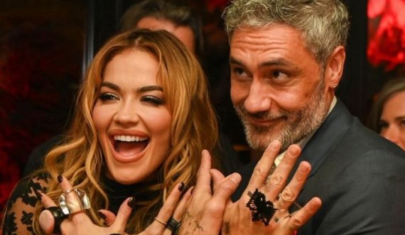 Shikoni si Rita Ora dhe Taika vallëzojnë me këngë shqipe