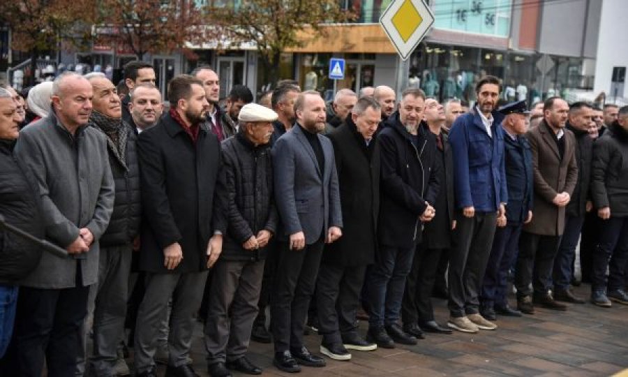 Hysni Gucati i bashkohet PDK-së gjatë homazheve në Prekaz