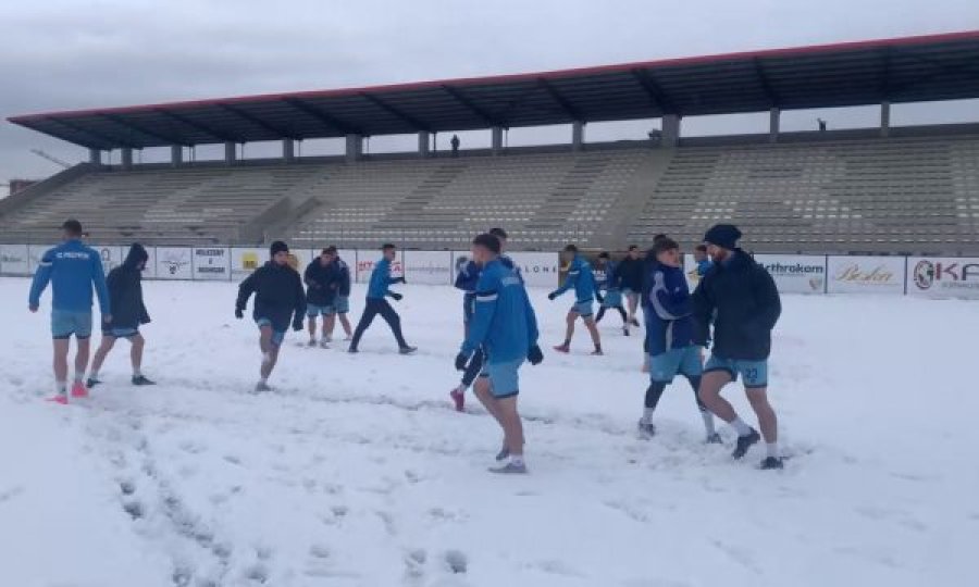 Skuadrën kosovare s’e ndal as bora, lojtarët ushtrojnë në kushte të vështira por duken të lumtur