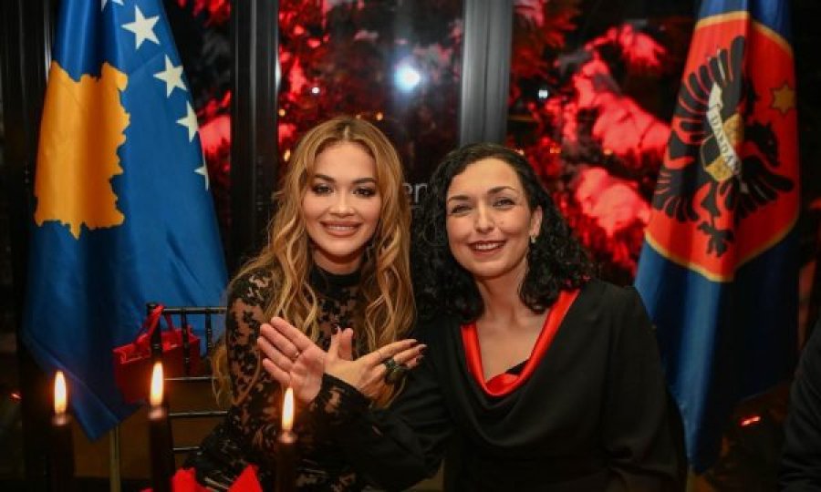 Rita Ora pozon duke e bërë shqiponjën me Osmanin dhe Taikan