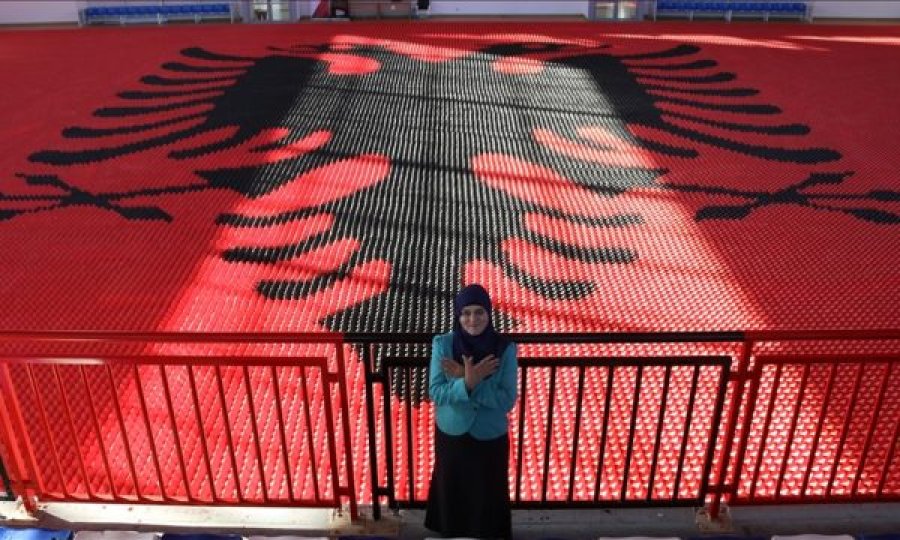 Kosovarja synon rekord të ri në Guiness me flamurin gjigant kuqezi në origami