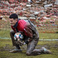 Portieri i Kosovës ushtron para lojës në kushte të rënda, 'zhytet' në baltë