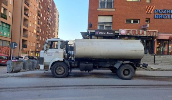 Uji në Fushë-Kosovë jo i pijshëm,  konsumatorët furnizohen me ujë përmes autoboteve