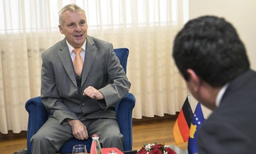 Kryeministri Kurti takohet me ambasadorin gjerman, ky i fundit i dhuron edhe një libër