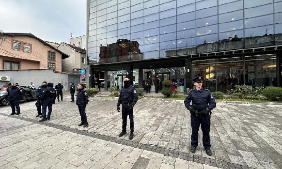 Policët vendosen pranë hotelit ku Ekaterina Trendafilova po mban takim me përfaqësues të shoqërisë civile