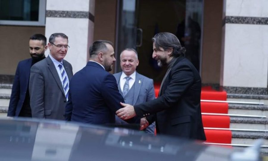 Ministri i Mbrojtjes takohet me Përparim Ramës, tregon për çka folën