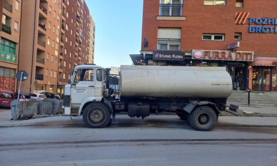 Uji në Fushë-Kosovë jo i pijshëm, konsumatorët furnizohen me ujë përmes autoboteve