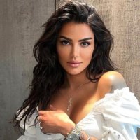 Morena befason se si është veshur