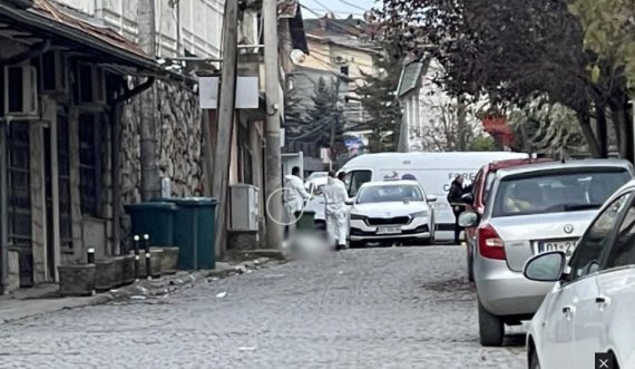 Trupi i pajetë i grabitësit të vrarë në Prishtinë shihet i mbuluar në rrugë