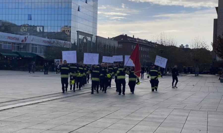 Zjarrfikësit protestojnë para Qeverisë, ankohen për mospërmbushjen e kërkesave të tyre