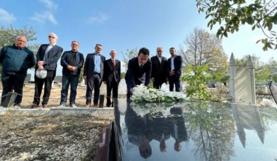 Kryeministri Kurti bën homazhe te varri i profesorit Ejup Statovci