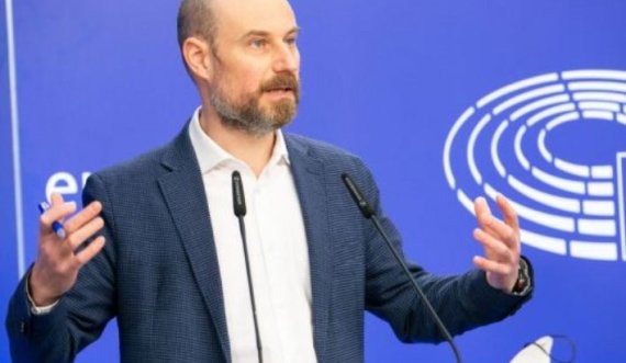Vladimir Bilcik fajëson Albin Kurtin për ngecjen e bisedimeve