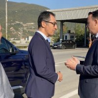 Ministri gjerman vjen në Kosovë, Faton Peci del e pret në pikën kufitare në Han të Elezit