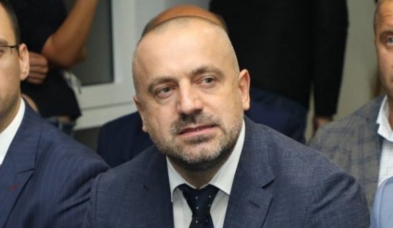 Lirohet Radojiçiq, i ndalohet hyrja në Kosovë dhe largimi nga Serbia, i konfiskohet pasaporta serbe