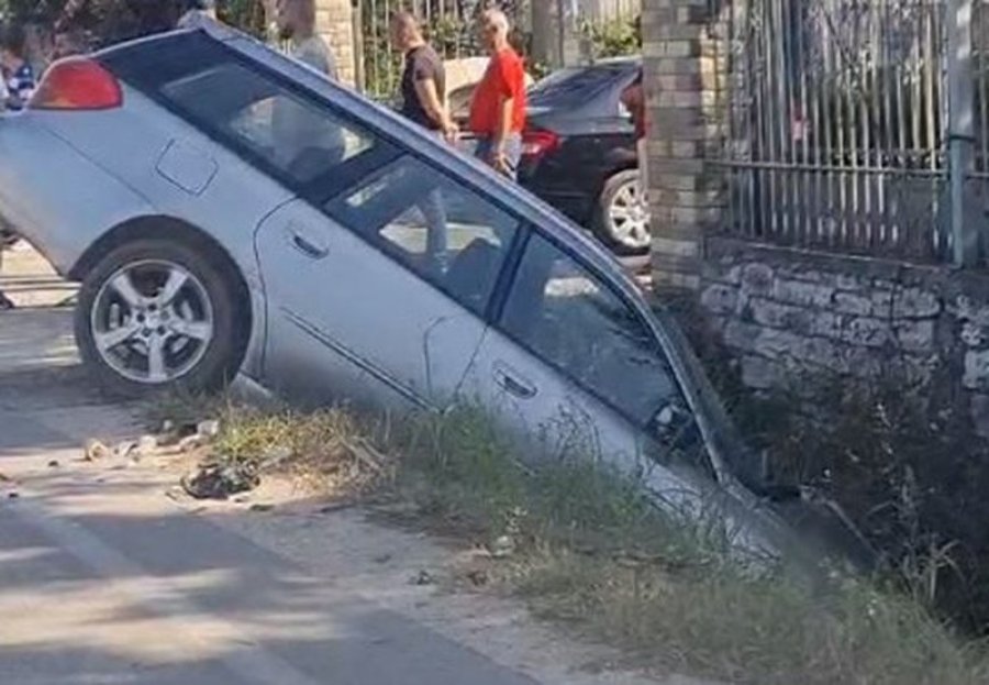 Aksident i rëndë në vendin e quajtur Portëz, vetura përfundon në kanal