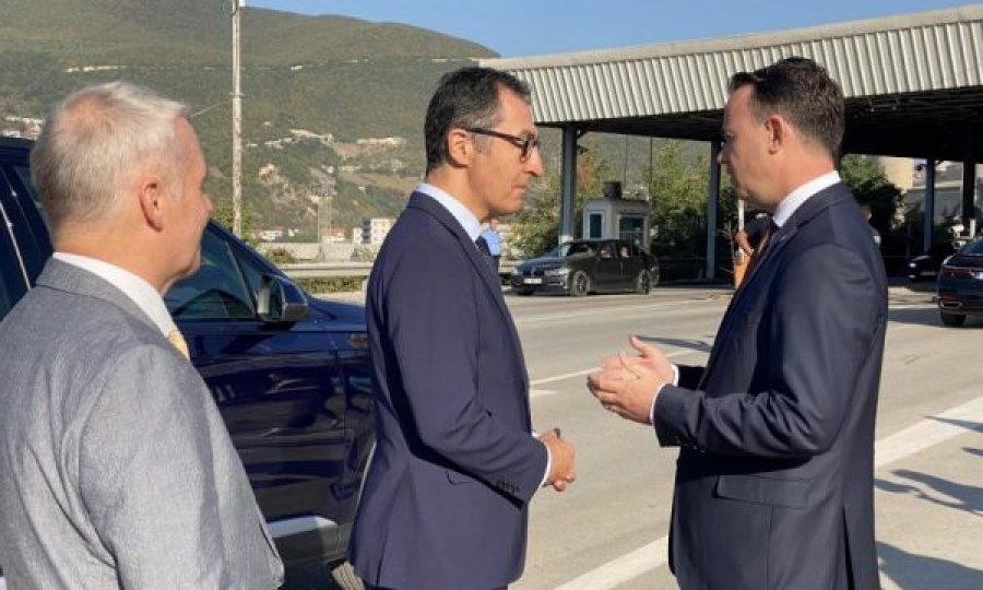 Ministri gjerman vjen në Kosovë, Faton Peci del e pret në pikën kufitare në Han të Elezit