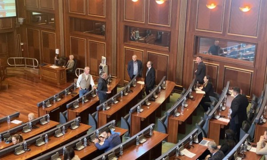 Kryeministri Kurti nuk u përgjigjet deputetëve opozitar – LDK e AAK e lëshojnë sallën e Kuvendit