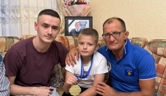 Medaljen që e fitoi në Spanjë polici ia dhuron familjes së rreshterit Afrim Bunjaku