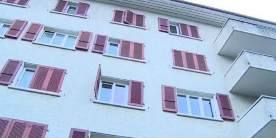  22-vjeçari hidhet nga kati i katërt i banesës