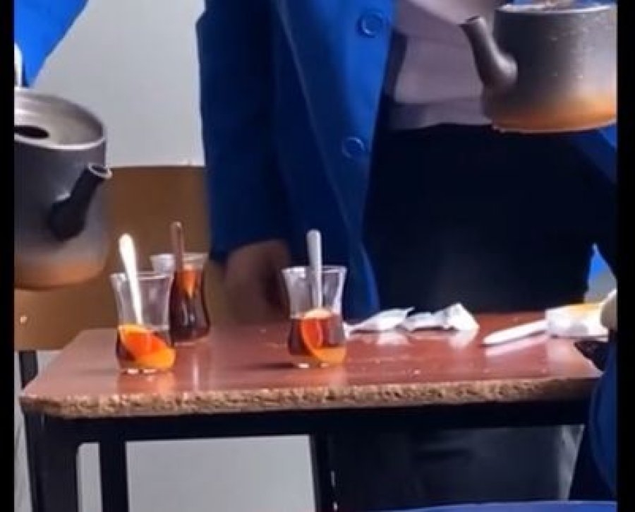 Nxënësit e Kosovës tjetër 'nivel', fillojnë të pijnë çaj edhe në klasë