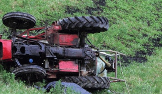 Vdes një burrë në Rahovec, u rrokullis me traktor