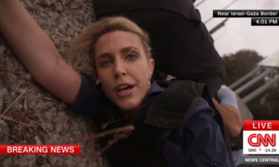 Gazetarja shtrihet përdhe pasi një breshëri raketash fluturojnë përmbi kufirin Izrael-Gaza