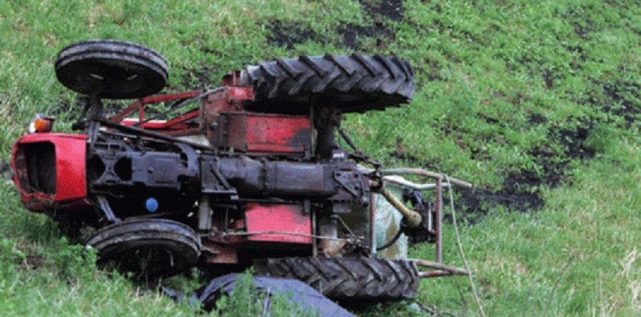 Vdes një burrë në Rahovec, u rrokullis me traktor