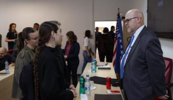 Hovenier takohet me studentë të Universitetit të Prishtinës