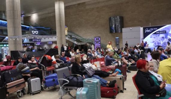 Një avion me dhjetëra udhëtarë, përfshirë nga Kosova, mbërrin nga Izraeli në Podgoricë