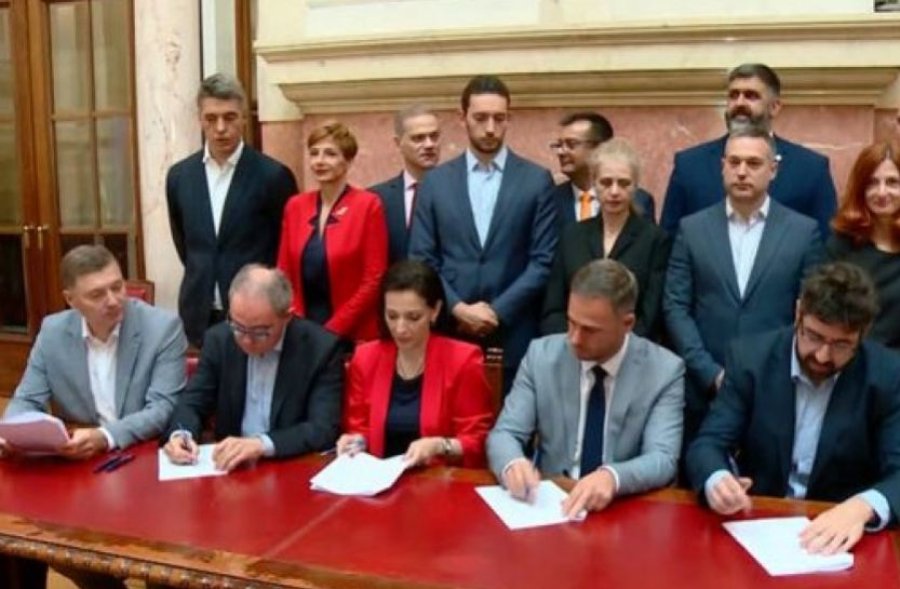 Opozita serbe i kërkon BE-së të sanksionojë Vuçiçin